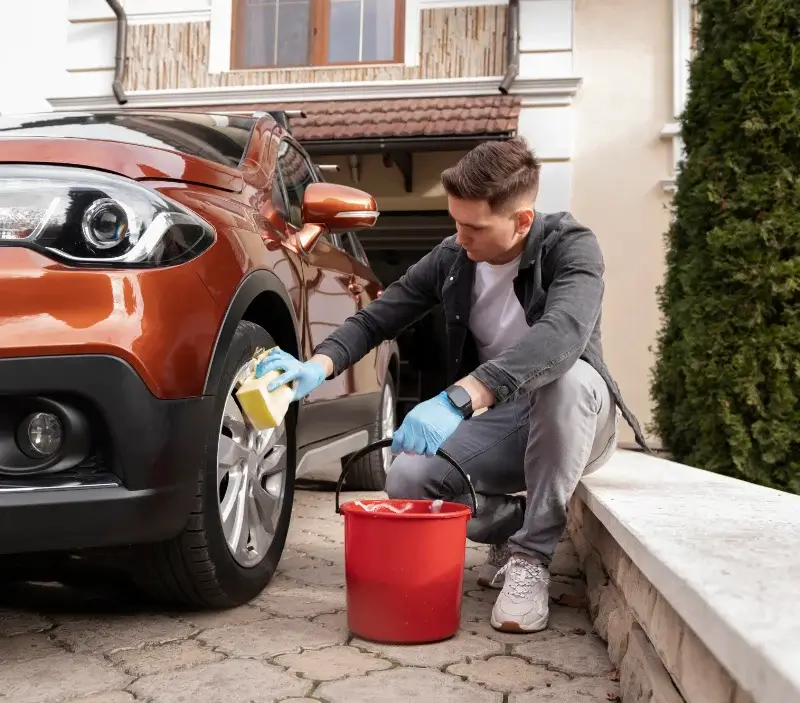 Lavage auto à domicile Servon-sur-Vilaine : professionnel intervenant sur un véhicule